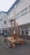 Zväčšiť fotografiu - Južnému opevneniu trenčianskeho hradu oddnes kraľuje trebuchet - Katapult trebuchet výroba (11)
