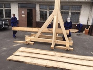 Zväčšiť fotografiu - Južnému opevneniu trenčianskeho hradu oddnes kraľuje trebuchet - Katapult trebuchet výroba (2)