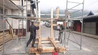 Zväčšiť fotografiu - Južnému opevneniu trenčianskeho hradu oddnes kraľuje trebuchet - Katapult trebuchet výroba (7)
