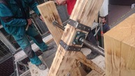 Zväčšiť fotografiu - Južnému opevneniu trenčianskeho hradu oddnes kraľuje trebuchet - Katapult trebuchet výroba (9)