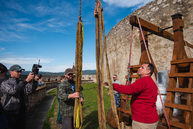 Zväčšiť fotografiu - Južnému opevneniu trenčianskeho hradu oddnes kraľuje trebuchet - TSK_trebuchet katapult (11 of 31)