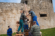 Zväčšiť fotografiu - Južnému opevneniu trenčianskeho hradu oddnes kraľuje trebuchet - TSK_trebuchet katapult (13 of 31)