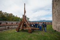 Zväčšiť fotografiu - Južnému opevneniu trenčianskeho hradu oddnes kraľuje trebuchet - TSK_trebuchet katapult (18 of 31)