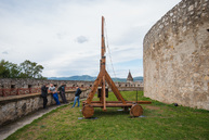 Zväčšiť fotografiu - Južnému opevneniu trenčianskeho hradu oddnes kraľuje trebuchet - TSK_trebuchet katapult (19 of 31)