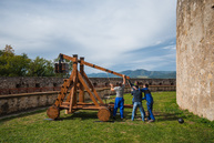 Zväčšiť fotografiu - Južnému opevneniu trenčianskeho hradu oddnes kraľuje trebuchet - TSK_trebuchet katapult (21 of 31)