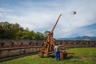 Zväčšiť fotografiu - Južnému opevneniu trenčianskeho hradu oddnes kraľuje trebuchet - TSK_trebuchet katapult (28 of 31)