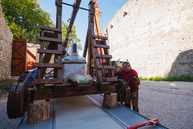 Zväčšiť fotografiu - Južnému opevneniu trenčianskeho hradu oddnes kraľuje trebuchet - TSK_trebuchet katapult (2 of 31)