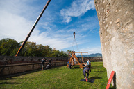Zväčšiť fotografiu - Južnému opevneniu trenčianskeho hradu oddnes kraľuje trebuchet - TSK_trebuchet katapult (8 of 31)