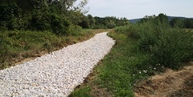 Na cyklotrase vedúcej z trenčianskeho hradu do nemšovej aktuálne sypú konštrukčné vrstvy - IMG_20190825_120149
