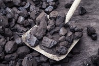 Zväčšiť fotografiu - Na zmiernenie dopadov zatvorenia hornonitrianskych baní schválila európska komisia štátnu pomoc - bigstock-Shovel-And-Coal-In-The-Backgro-104167850