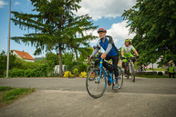 Zväčšiť fotografiu - Po novej cyklotrase sa za prvý mesiac previezlo viac ako 40 tisíc cyklistov - TSK_otvorenie cyklotrasy TN-Nemšová (56 of 127)