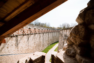 Zväčšiť fotografiu - Trenčiansky hrad ponúka nové výhľady i novosprístupnené zákutia - TSK_TN hrad_trebuchet_web (40)