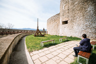 Zväčšiť fotografiu - Trenčiansky hrad ponúka nové výhľady i novosprístupnené zákutia - TSK_TN hrad_trebuchet_web (42)