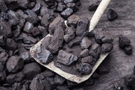 Zväčšiť fotografiu - Tsk má v rámci plánu spravodlivej transformácie 3 priority - bigstock-Shovel-And-Coal-In-The-Backgro-104167850
