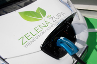 Zväčšiť fotografiu - Vďaka používaniu elektromobilov župa ušetrila už viac ako 27 ton emisií co2 - 20170802_PB_rychlonabijacka_elektromobil_007r