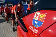 Zväčšiť fotografiu - Vďaka používaniu elektromobilov župa ušetrila už viac ako 27 ton emisií co2 - 20190416_SS╠îS╠î_Cyklisti_elektromobil_026w