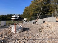 Zväčšiť fotografiu - Výstavba rozhľadní na baske a magure pokračuje, hotové sú spodné stavby