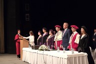 Zväčšiť fotografiu - Absolventi trenčianskej univerzity si prevzali diplomy