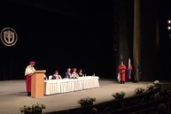 Zväčšiť fotografiu - Absolventi trenčianskej univerzity si prevzali diplomy