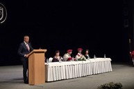 Zväčšiť fotografiu - Absolventi trenčianskej univerzity si prevzali diplomy