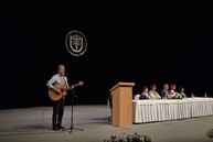 Zväčšiť fotografiu - Absolventi trenčianskej univerzity si prevzali diplomy