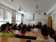 Bánovské gymnázium sa zapojilo do nového projektu, ktorý pomáha rozvíjať komunikačné schopnosti - beseda_ziaci_1