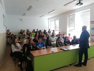 Bánovské gymnázium sa zapojilo do nového projektu, ktorý pomáha rozvíjať komunikačné schopnosti - beseda_ziaci_2