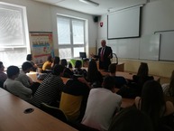 Bánovské gymnázium sa zapojilo do nového projektu, ktorý pomáha rozvíjať komunikačné schopnosti - beseda_ziaci_5