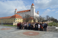 Bánovskí gymnazisti okúsili atmosféru parlamentu - foto_hrad_v_pozadi