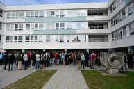Zväčšiť fotografiu - Brány župných stredných škôl prekročilo takmer 16 tisíc študentov - 20210902_TSK_skoly_057w