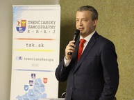 Francúzsky veľvyslanec s predsedom tsk odovzdali maturitné vysvedčenia študentom bilingválnej sekcie gymnázia ľudovíta štúra v trenčíne - Snímek 067