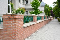 Zväčšiť fotografiu - Gymnázium má nové oplotenie, pribudnú aj bezbariérové prvky