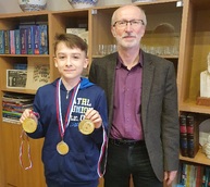 Zväčšiť fotografiu - Medailová žatva žiakov trenčianskeho gymnázia - 256427922_303415785117461_8686233563180402406_n