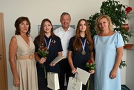 Zväčšiť fotografiu - Medzi majsterkami európy v hádzanej kadetiek sú aj dve študentky našich stredných škôl