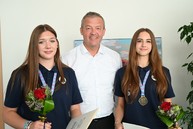 Zväčšiť fotografiu - Medzi majsterkami európy v hádzanej kadetiek sú aj dve študentky našich stredných škôl