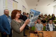 Na gymnáziu j. jesenského vyučujú s využitím moderného interaktívneho displeja, v css bánovce nad bebravou prekonávajú bariéry - 20170503_BN_TSK_foto_Radovan_Stoklasa_0016w