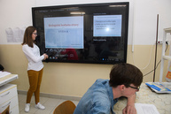 Na gymnáziu j. jesenského vyučujú s využitím moderného interaktívneho displeja, v css bánovce nad bebravou prekonávajú bariéry - 20170503_BN_TSK_foto_Radovan_Stoklasa_0044w