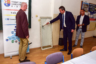 Na myjavských stredných školách dnes rozbíjali okná aj páčili parkety - RobertFritz 8