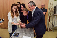 Na myjavských stredných školách dnes rozbíjali okná aj páčili parkety - Robert Fritz 17