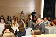 Na púchovskom gymnáziu vybudujú unikátnu podkrovnú astronomickú pozorovateľňu, fyziku vyučujú s prístrojmi ako na žiadnej inej strednej škole na sr - GYMNAZIUM_PU (6)