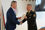 Zväčšiť fotografiu - Na slobodu odchádzajú vzdelanejší