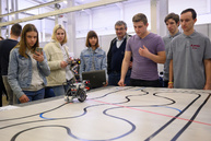 Na štrnástom ročníku trenčianskeho robotického dňa si zmeralo sily rekordné množstvo súťažiacich i mechanizmov - 20190404_TN_Roboticky_den_15