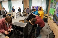 Zväčšiť fotografiu - Najmodernejší hardvér a svetoví odborníci v župnej priemyslovke