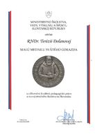 Zväčšiť fotografiu - Najvýznamnejšie ocenenie ministerstva školstva v rukách učiteľky bánovského gymnázia - ocenenie Terka
