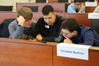 O prvenstvo v medzinárodnej dejepisnej súťaži zabojovali študenti zo 14 gymnázií trenčianskeho kraja - IMG_0047