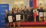 Zväčšiť fotografiu - Ocenenie za kvalitu a spoločenskú zodpovednosť získala župná stredná škola - pruské