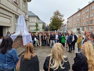 Zväčšiť fotografiu - Odhalili bustu najväčšieho slováka a začali s výstavbou telocvične - 20221014_124133