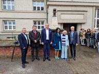Zväčšiť fotografiu - Odhalili bustu najväčšieho slováka a začali s výstavbou telocvične - 20221014_124428