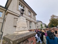 Zväčšiť fotografiu - Odhalili bustu najväčšieho slováka a začali s výstavbou telocvične - 20221014_124450