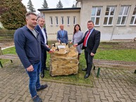 Zväčšiť fotografiu - Odhalili bustu najväčšieho slováka a začali s výstavbou telocvične - 20221014_133413
